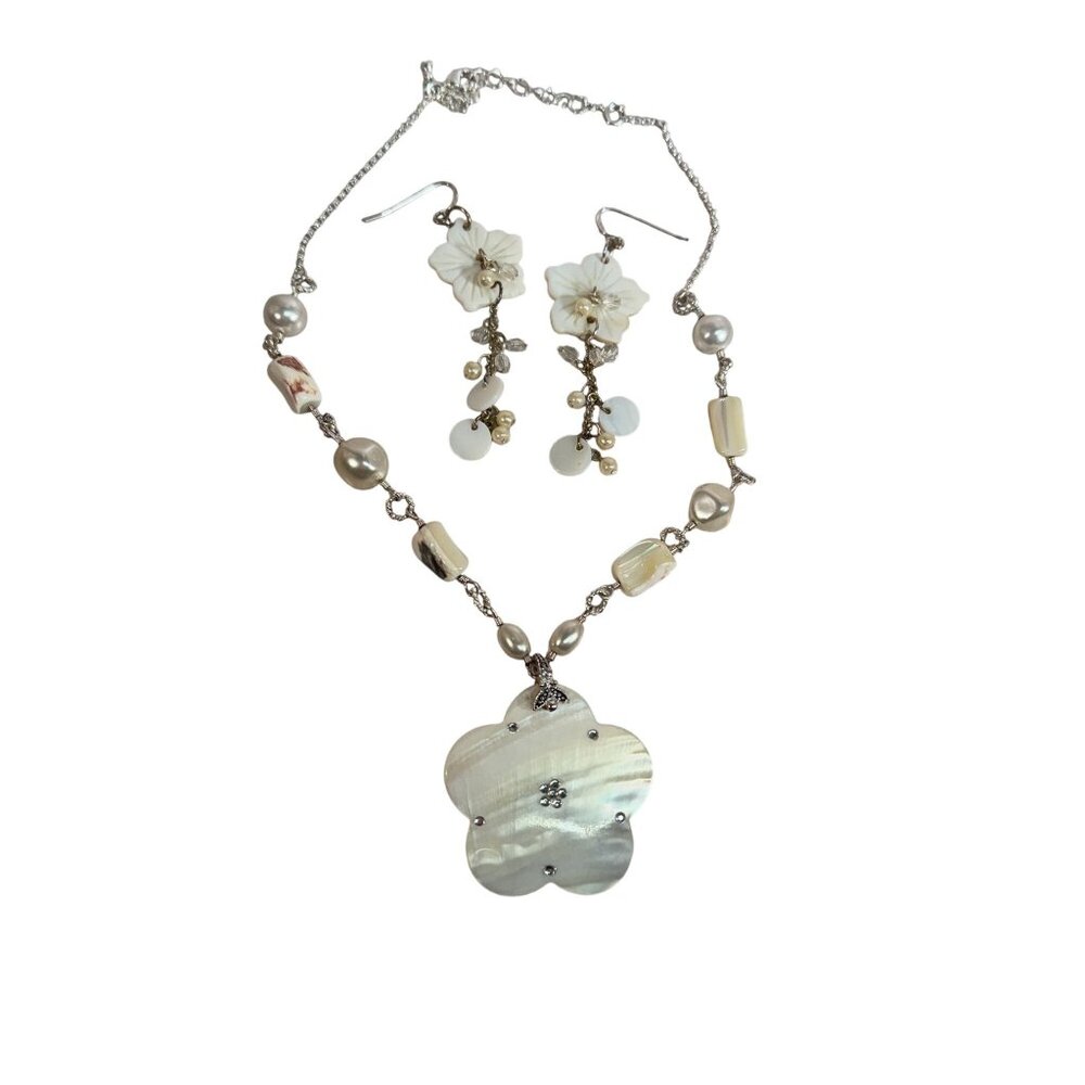 Avon Mother of Pearl Flower Abalone Shell Bead Necklace & Earrings Set